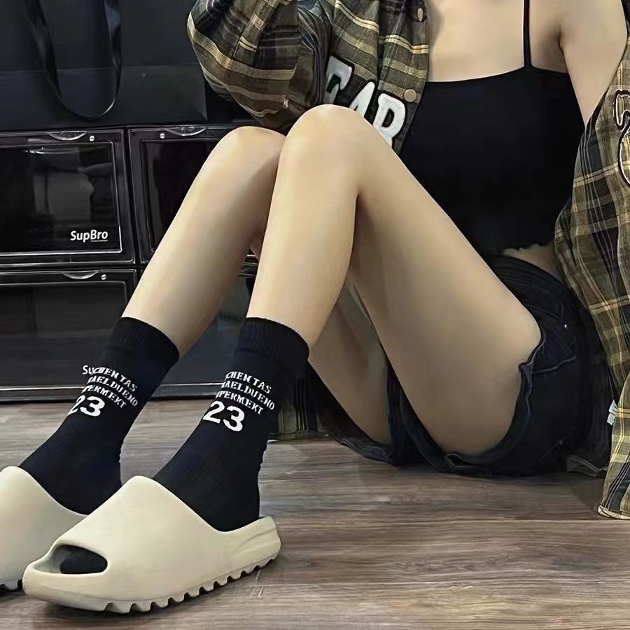 Vớ Cotton Cổ Vừa Họa Tiết 123 Chữ Cái Tiếng Anh Màu Trắng Đen Phong Cách Đường Phố Mùa Xuân Thu Cho Nam Và Nữ