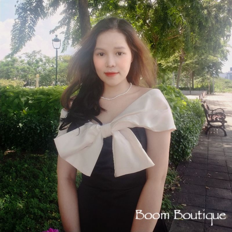 ĐẦM ĐEN BẸT VAI VIỀN KEM NƠ NGỰC_B.O.O.M