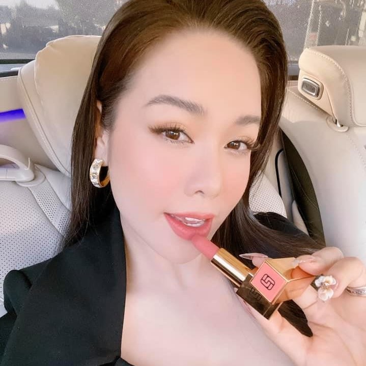 Son Nhật Kim Anh Laura Sunshine chính hãng Golden Velvet Lipstick vỏ màu vàng tráng gương mẫu mới không chì siêu lì 4g