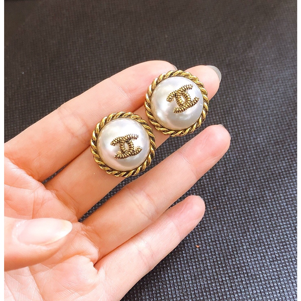 Khuyên Tai Dạng Tròn Bằng Thép Titan In Logo Thời Trang Dành Cho Nữ