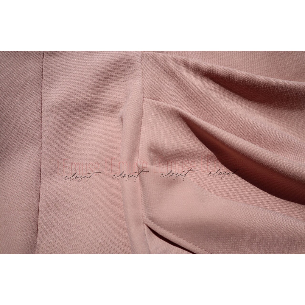 Set vest nữ hồng sương mù gồm vest lửng phối chân váy dài vạt chéo | BigBuy360 - bigbuy360.vn