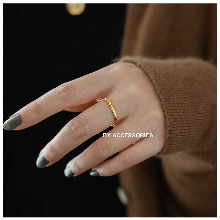 Nhẫn titan form vuông đính đá không gỉ