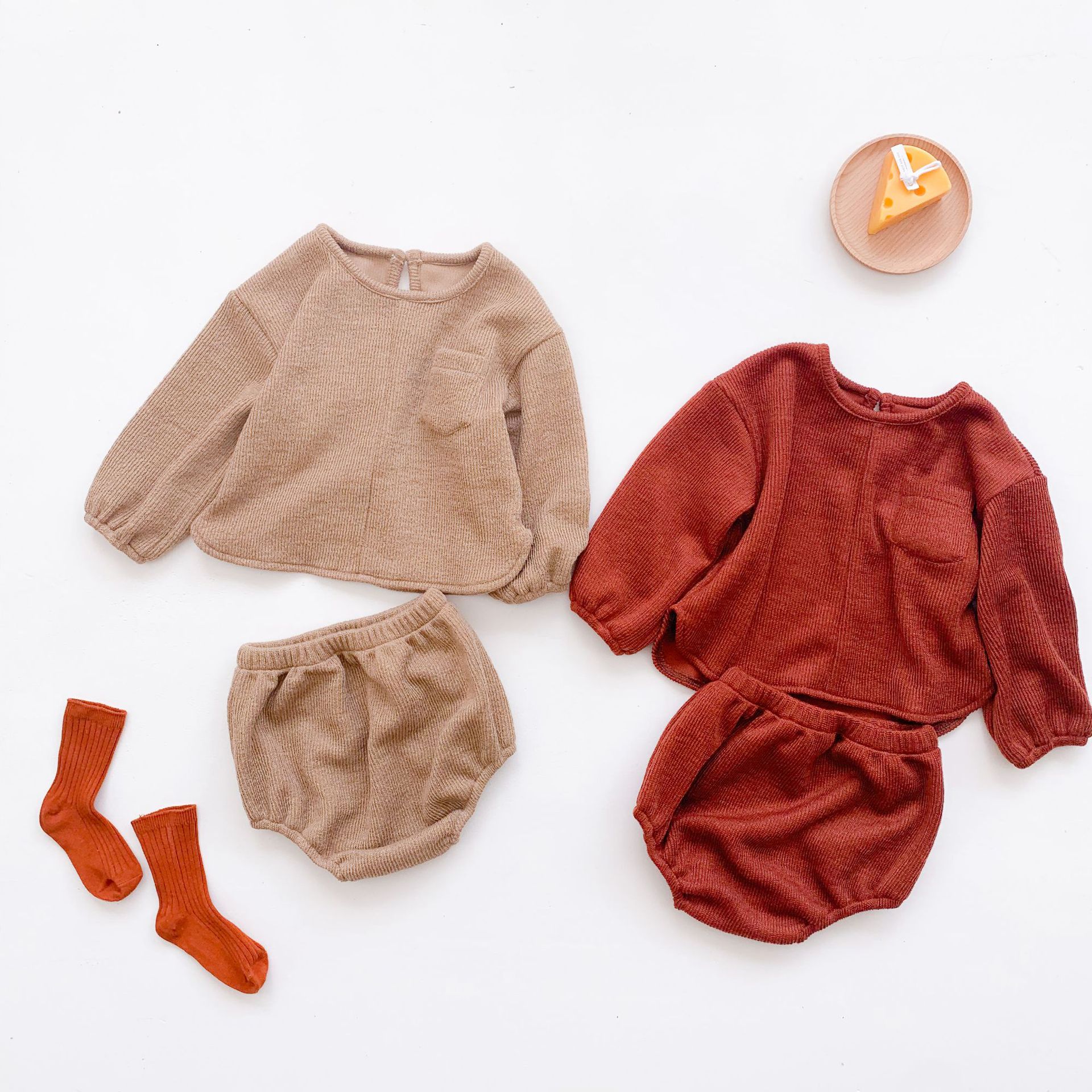 Set Áo Sweater Tay Dài + Quần Sọt Giữ Ấm Cho Bé