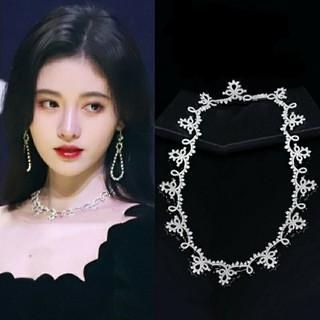 Vòng cổ đính đá bling bling của Cúc Tịnh Y