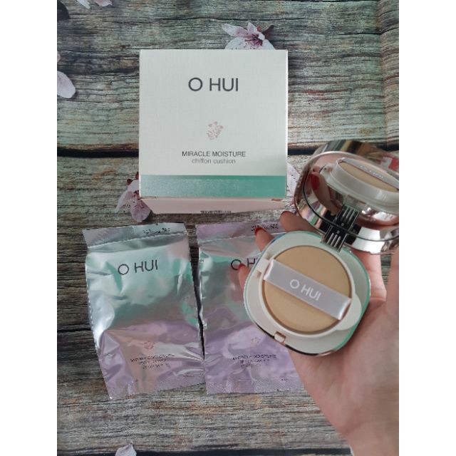 Set phấn nước Ohui hồng Miracle moisture tặng 2 lõi