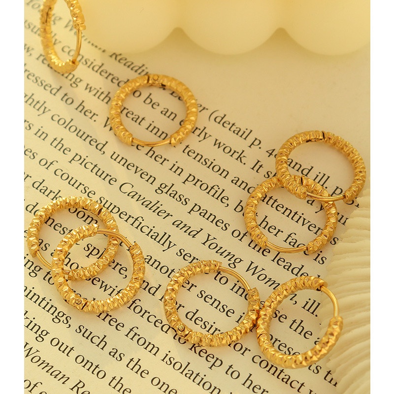 Bông Tai Khoen Tròn Dập Nổi Titan Ko Đen TT 4214