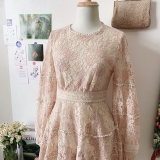 Đầm ren dáng xoè Carnation.