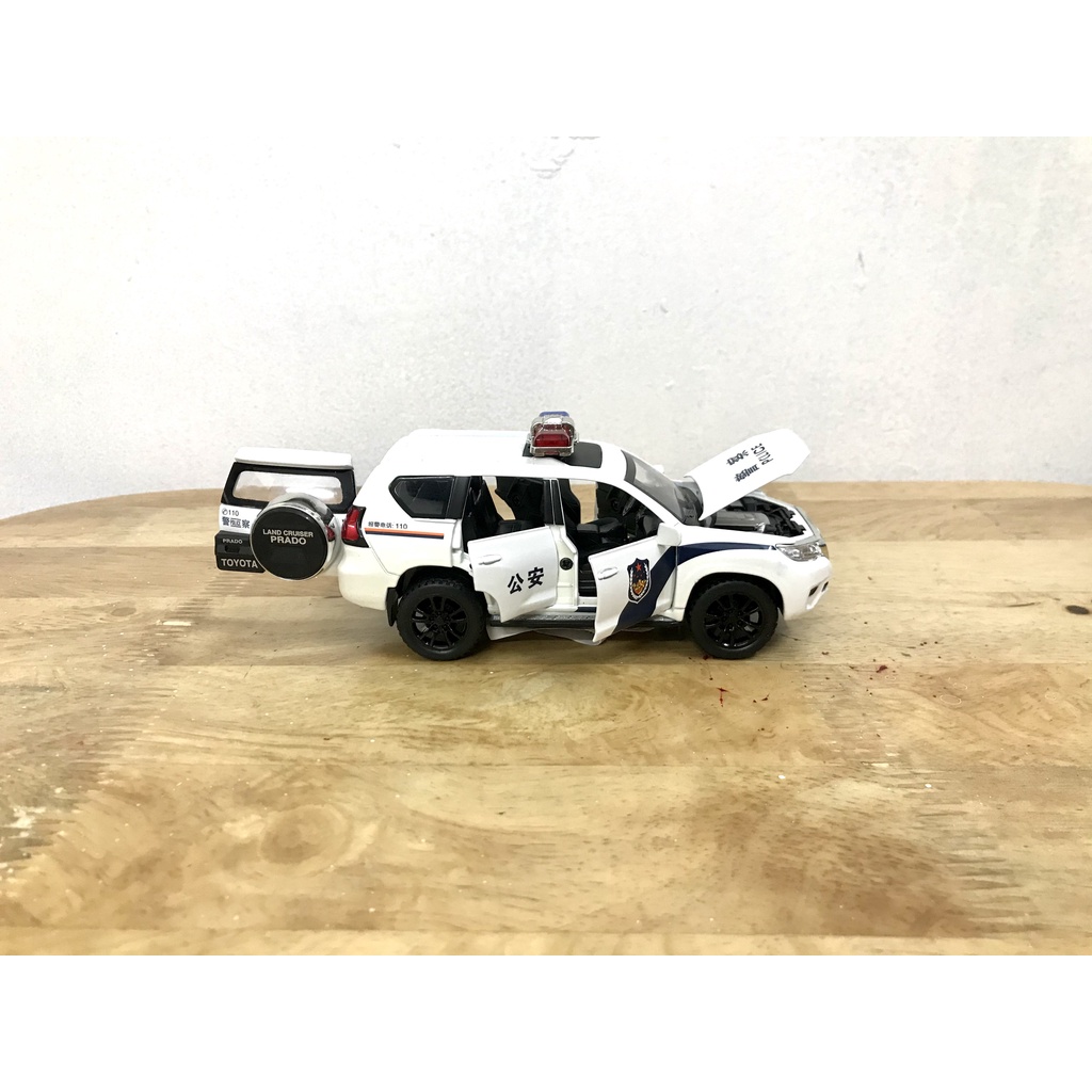 Mô hình xe cảnh sát Toyota Landcruiser Prado _ Tỷ lệ 1:32