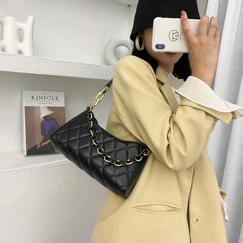 Túi đeo vai phối dây xích họa tiết hình thoi cá tính dễ phối đồ thời trang