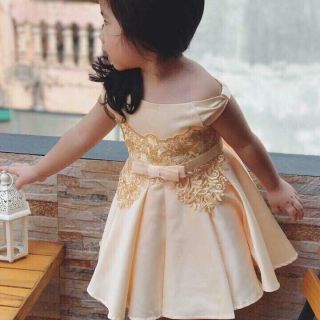 Váy ren trễ vai