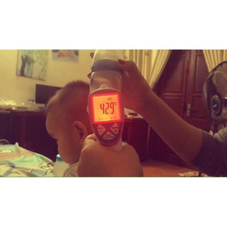 Súng bắn đo nhiệt độ cho bé