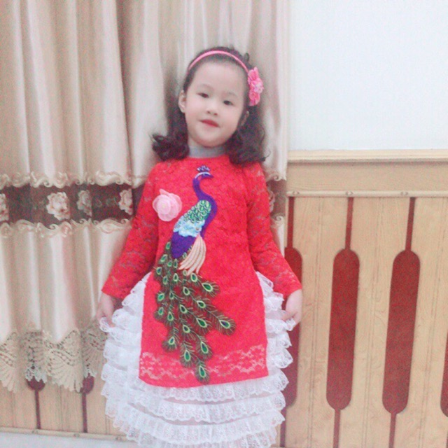 Áo dài cách tân cho bé yêu! Rất phù hợp khi Tết sắp đến... với chất liệu ren mềm mại và kim sađẹp và nổi phù hợp cho bé!