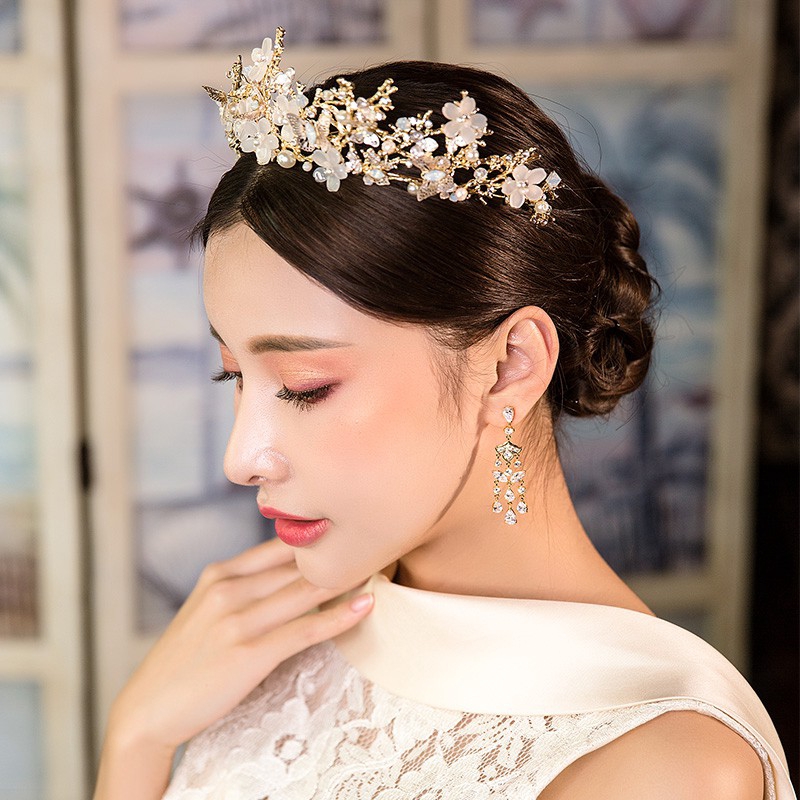 Tiara bride decorated beads and white gold pearls