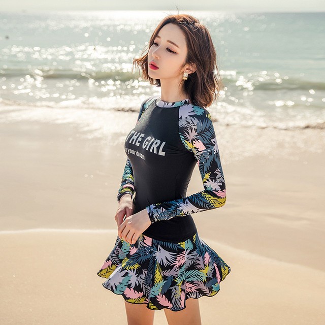 Đồ bơi nữ hai mảnh gồm áo dài tay chống nắng kèm chân váy xòe có lót trẻ trung