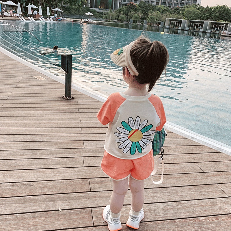 Set Áo Thun Ngắn Tay Họa Tiết Hoa Cúc Và Quần Short Thời Trang Mùa Hè Hàn Quốc Mới Cho Bé Gái