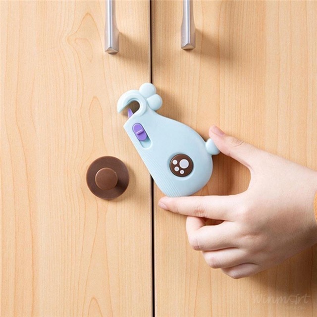 Chốt cài cánh tủ, cánh cửa hình con cá voi.