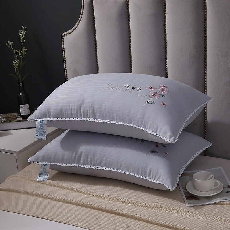 Ruột gối cotton saten thêu hoa nhẹ nhàng phối ren êm ái cho giấc ngủ ngon