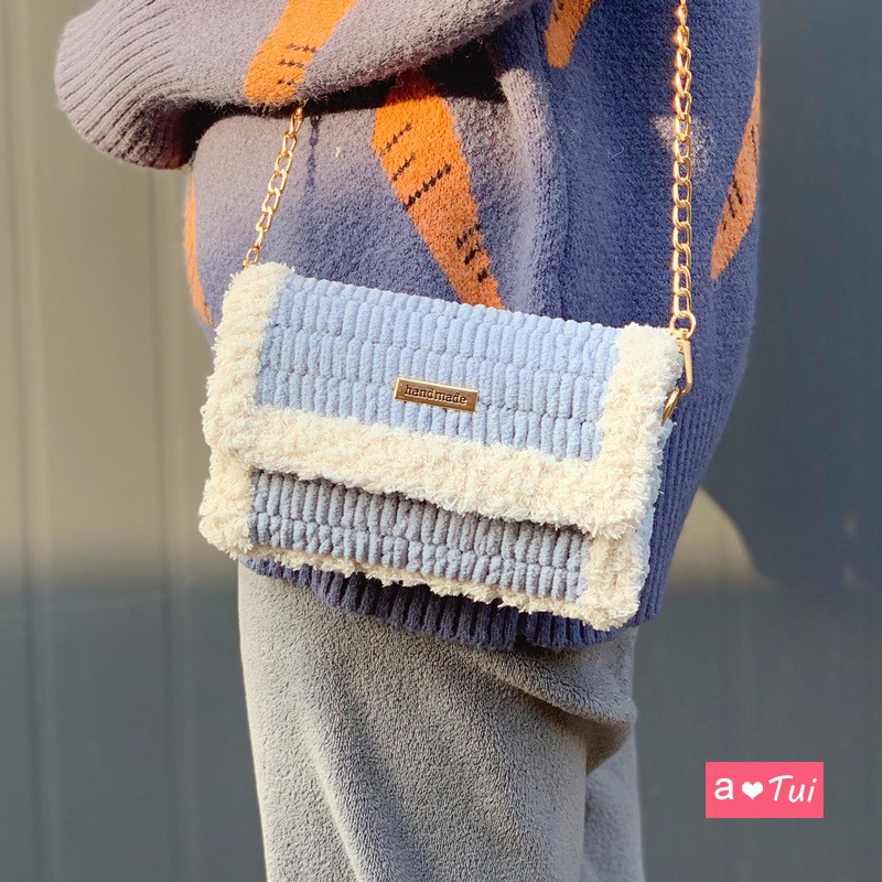Túi handmade tự đan len viền xù chữ bé