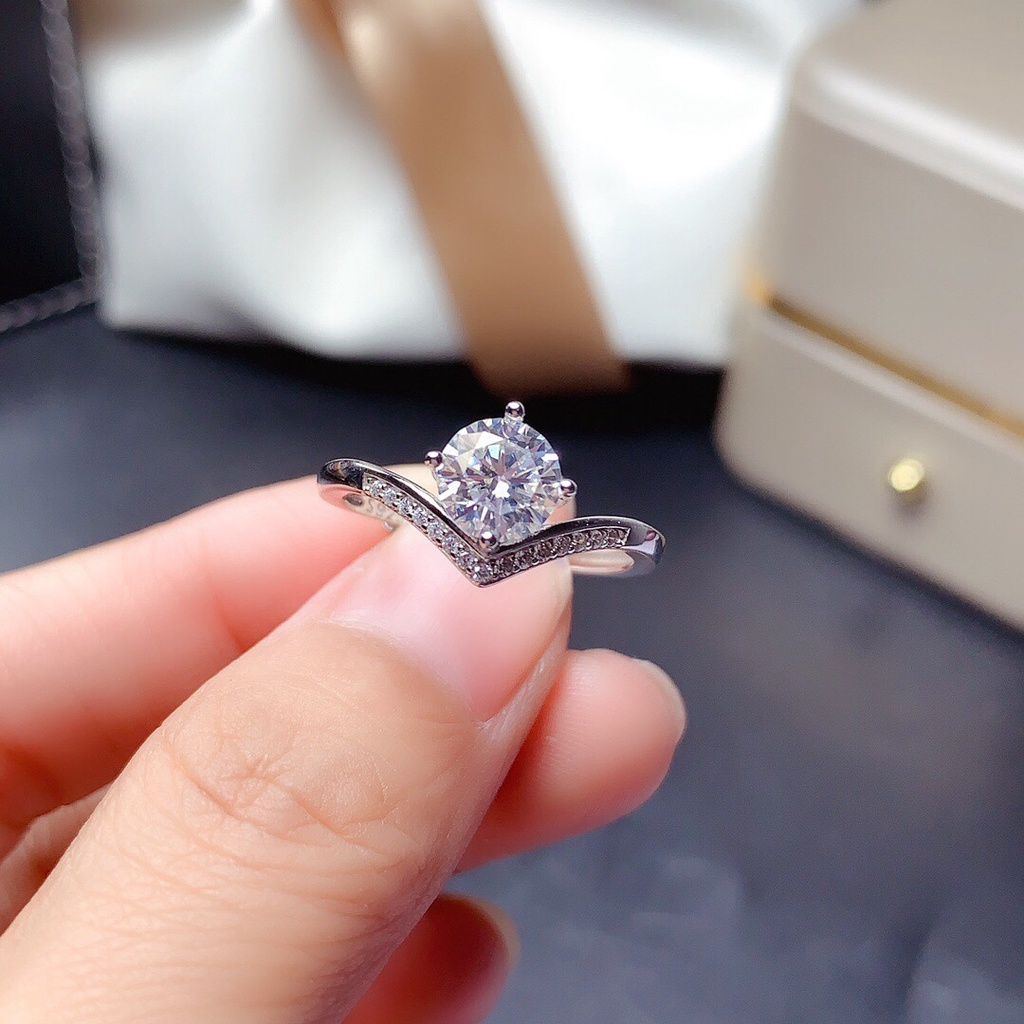 Nhẫn V đính đá Moissanite Pt950