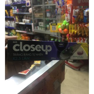 Kem đánh răng Closeup trắng răng tự nhiên với khoáng đất sét và acai berry 230g