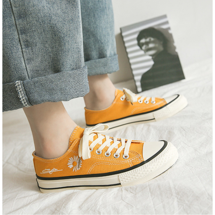 Giày thể thao nữ CV classic cổ thấp thêu hoa cúc nhí | BigBuy360 - bigbuy360.vn