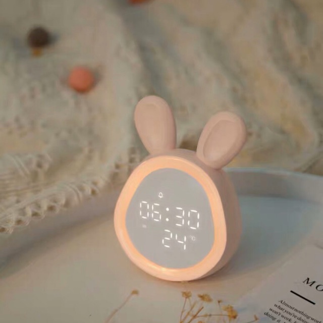 Đồng hồ để bàn thỏ hồng có đèn ngủ
