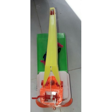 Một chiếc xe mô hình công trình bằng nhựa kéo dây