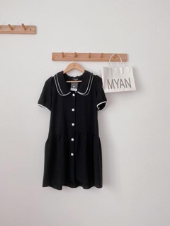 Váy đen cổ bèo đuôi cá