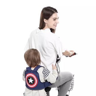 Đai đèo con đi học bằng xe máy