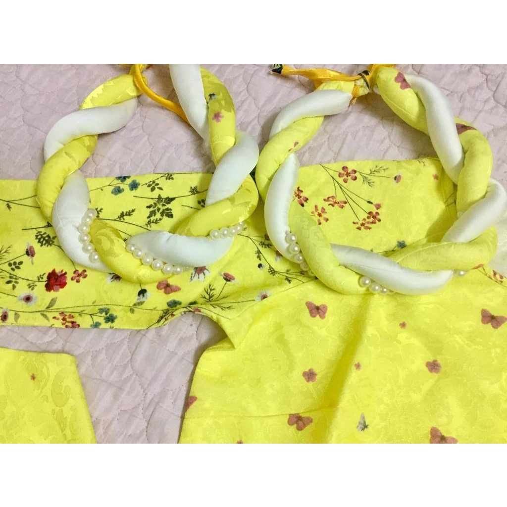 Áo dài mẹ con màu vàng