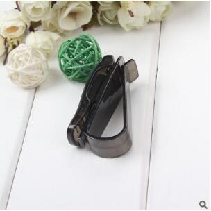 Kẹp giữ kính râm tiện lợi gắn tấm chắn nắng xe ô tô | BigBuy360 - bigbuy360.vn