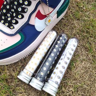 Set dây giày + móc charm hoa cúc ( kèm ổng đựng )