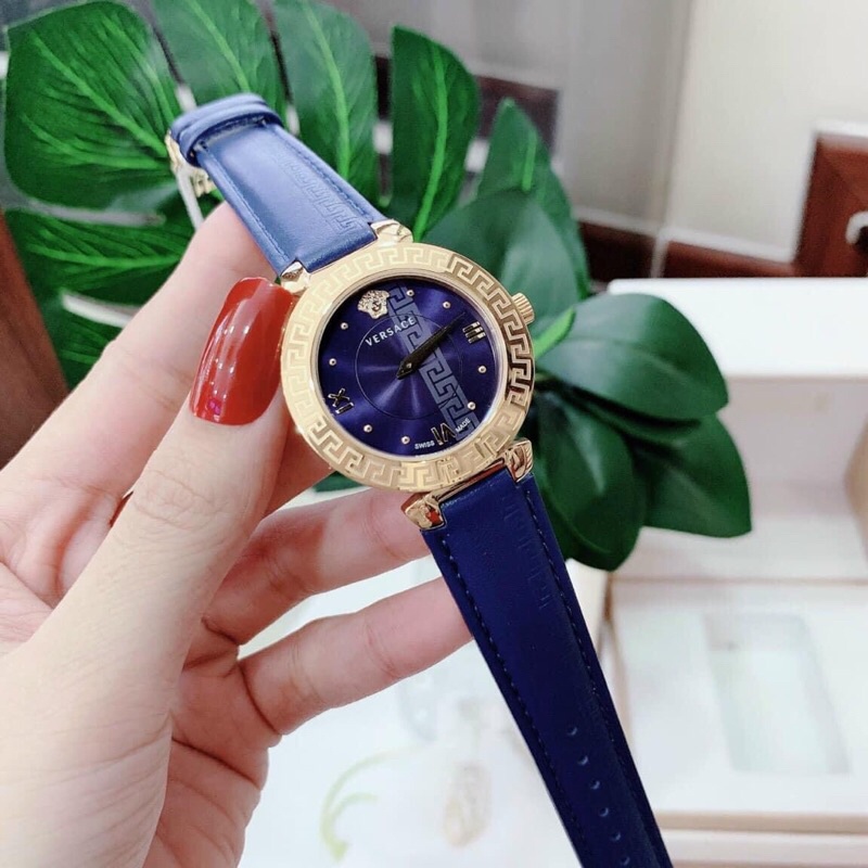 Đồng hồ nữ Versace nữ dây da sang trọng và tinh tế.
