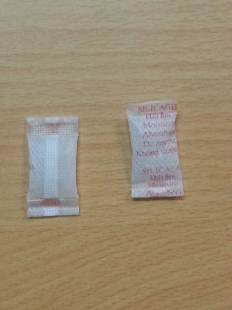 Hạt hút ẩm gói 1g chữ màu đỏ giá 70k/1kg,chữ màu đen 62k/1kg
