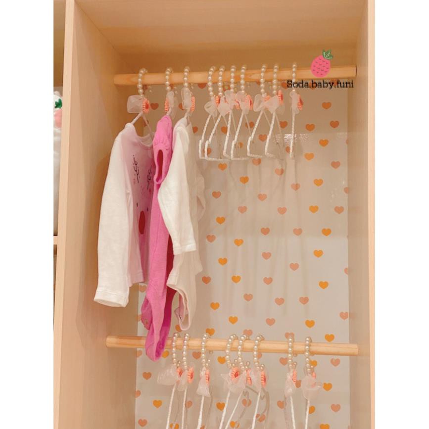 Móc áo em bé viền ngọc trai gắn họa tiết cute kích thước 27cm màu trắng mã 001