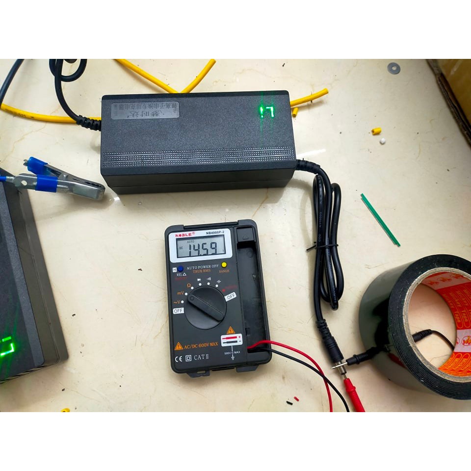 Sạc pin Lithium 14,6V -10A Có Đèn Báo Hiệu Khi Nạp Và Khi Đầy