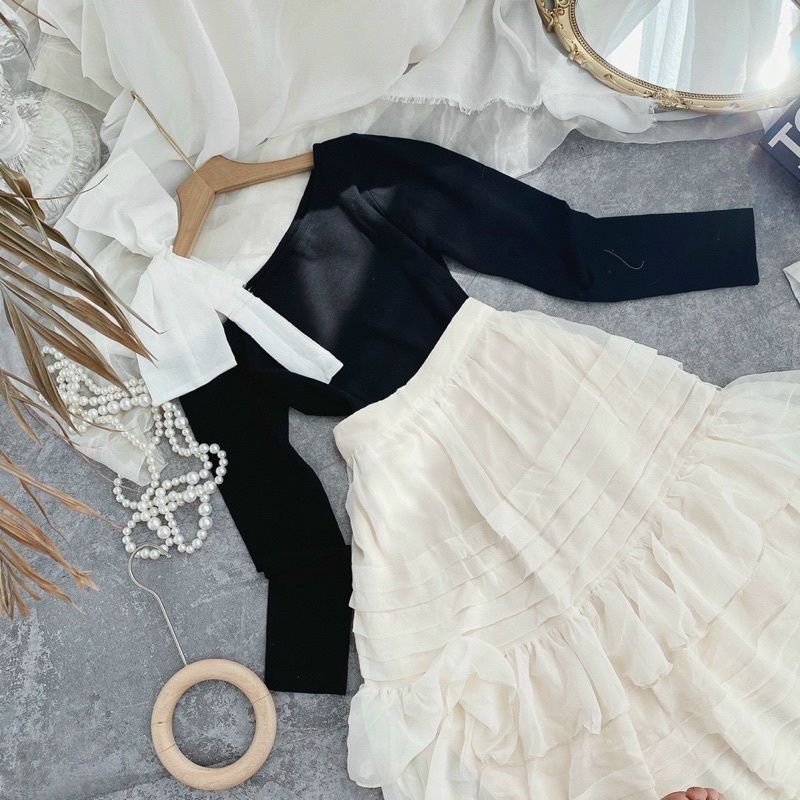 Set áo thun đen dài tay nơ vai kèm chân váy kem tầng xoè MITRIE