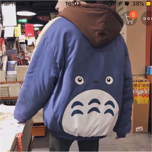 Pas áo phao totoro ảnh thật phía sau