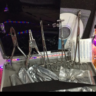 Bộ dụng cụ xỏ khuyên 5 kìm,10 kim và 10 khuyên