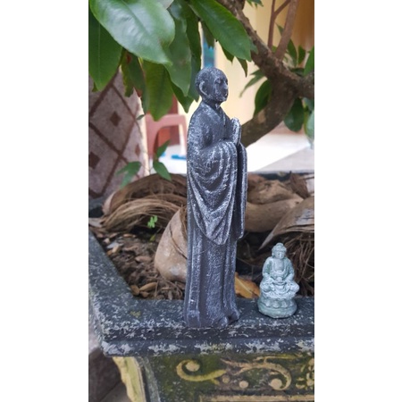 Tượng Tăng Nhân Bái phật. mua 2 em tặng 1 adida cao 4.5cm