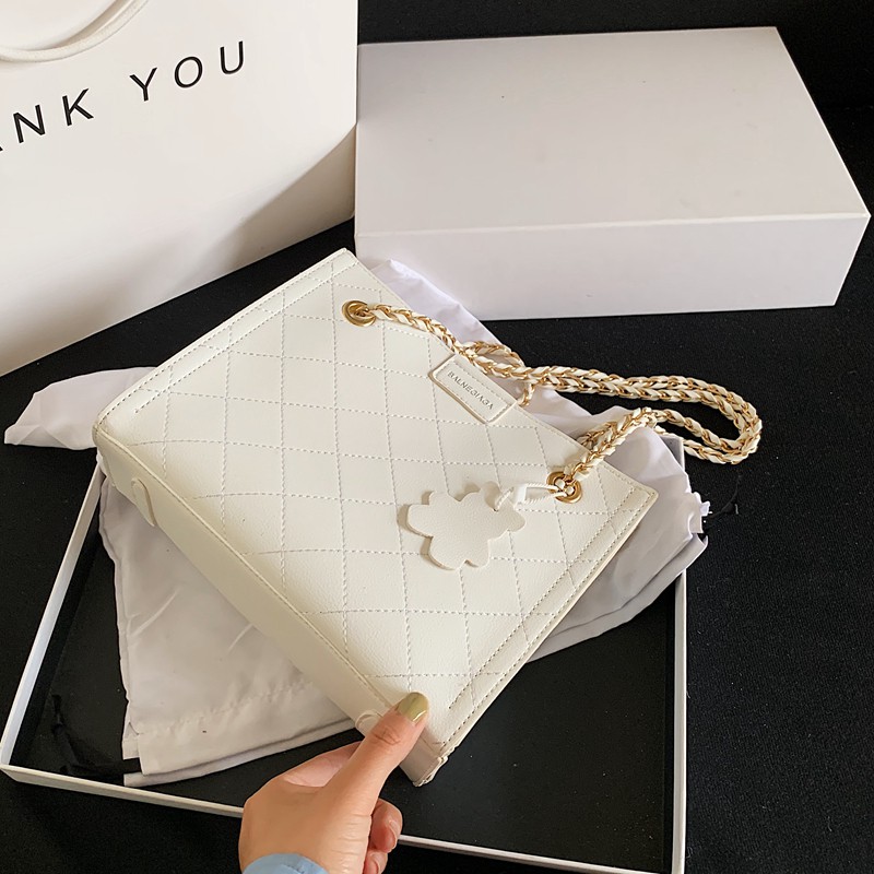 CÓ SẴN MÀU TRẮNG KEM Túi xách nữ chất da mềm phối dây xích thời trang;.