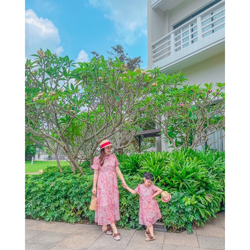 Đầm tơ óng họa tiết hoa hồng mẹ và bé