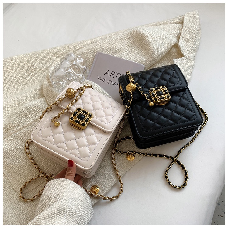 Túi đeo vai IELGY màu đen phối dây xích đính đá thời trang sang trọng cho nữ