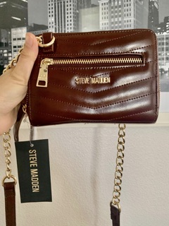 Túi đeo chéo hiệu Steve Madden