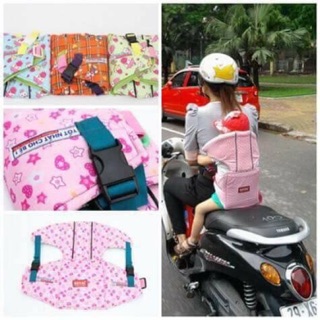 Đai đi xe máy cho bé có đỡ cổ royal