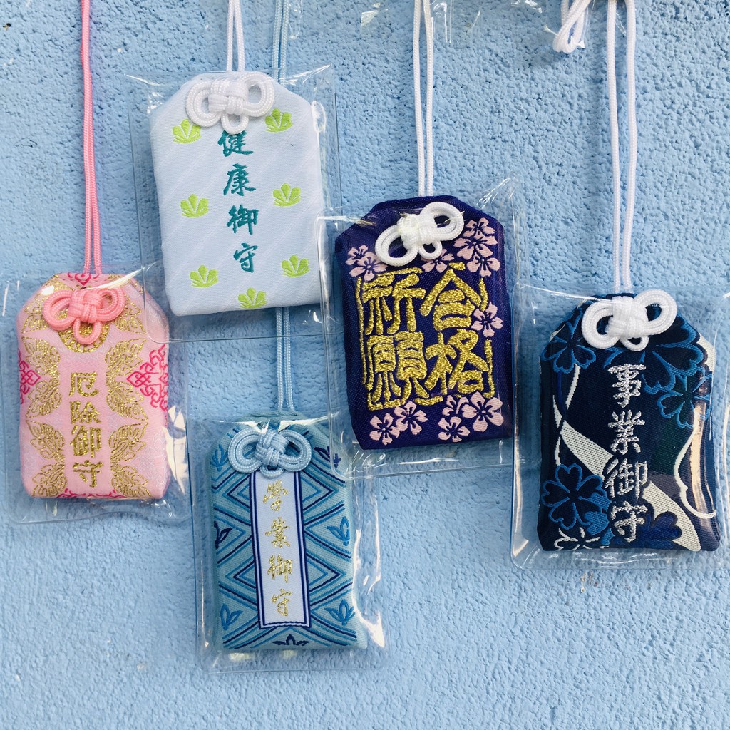 Túi Phước May Mắn Omamori Bọc Vỏ Silicon tặng Đá Ngũ Sắc