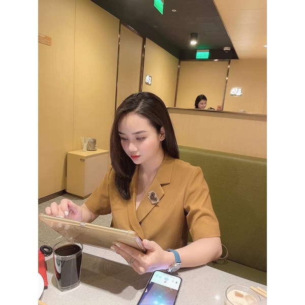 Set vets rất trẻ trung sang chảnh cực kì tôn dáng năng động không kém phần sang chảnh, không kèm tag cài áo