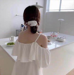 Váy dây bèo tay lỡ