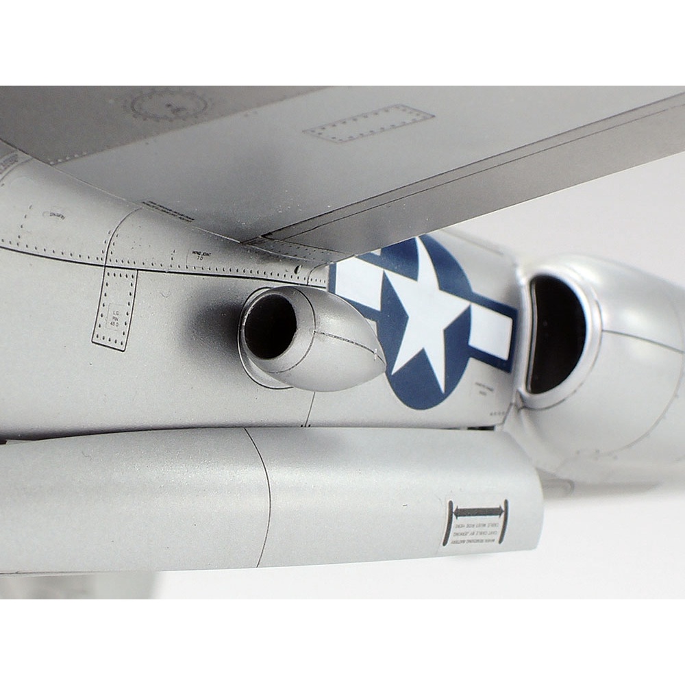 61123 Mô hình máy bay quân sự 1/48 SCALE LOCKHEED P-38J LIGHTNING