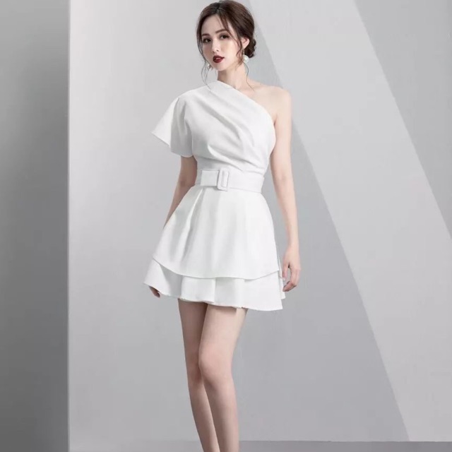 đầm trắng lệch vai dáng xoè kèm belt